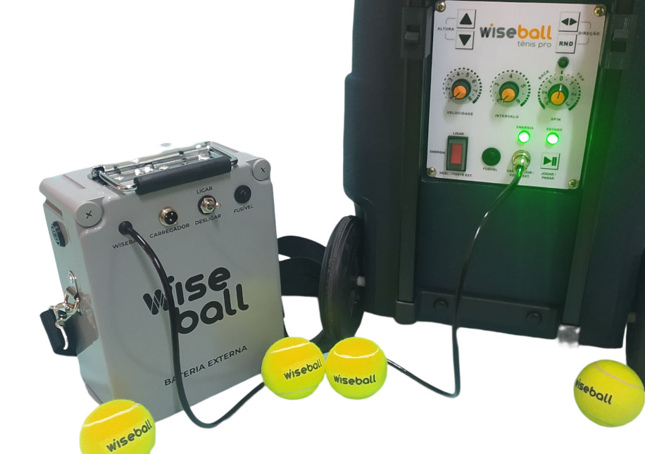 Tenha uma bateria extra de energia para levar junto com sua Wiseball para qualquer quadra.



Características:

- Utilize o carregador de bateria de sua Wiseball para carregar esta bateria;

- Alça de transporte almofadada para um maior conforto n - image cache catalog products bateria externa bateria externa 01 916x645.jpg